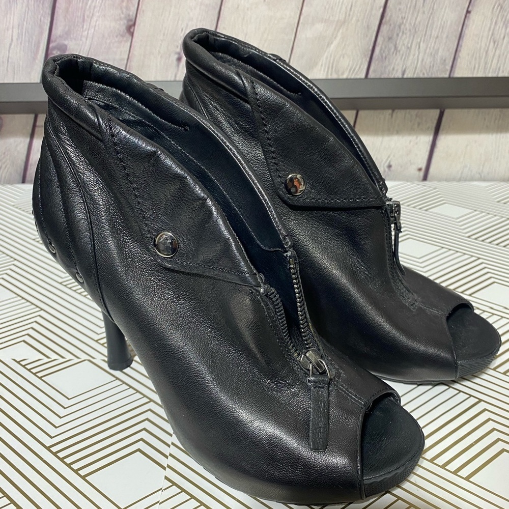 B Makowsky booties in black